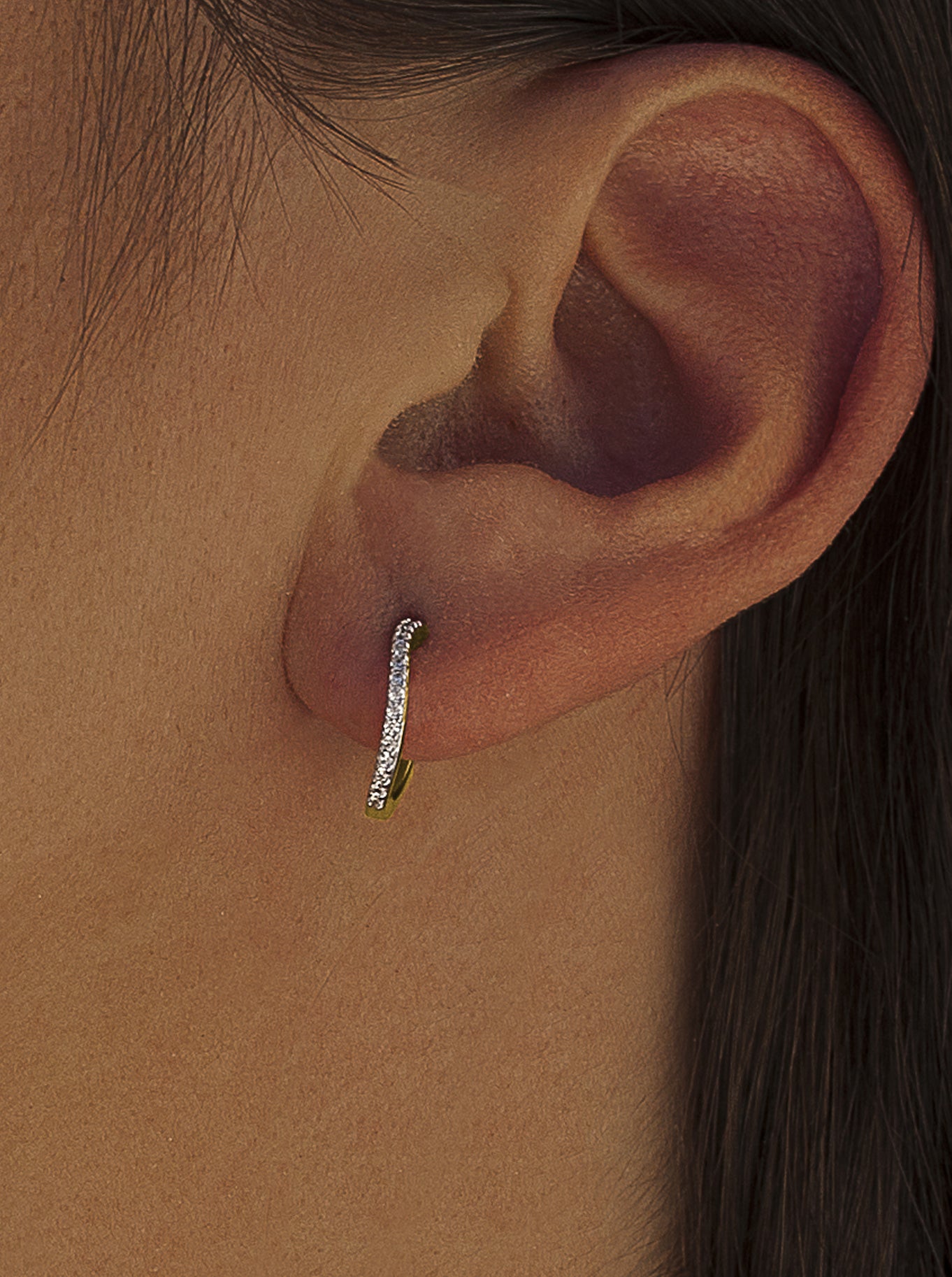 Pendientes aro pequeños diseño curvilíneo con circonitas y baño de oro-LINEARGENT