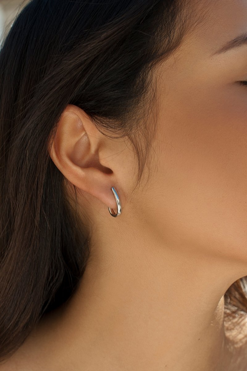 Pendientes aros pequeños diseño semiabierto y plata lisa