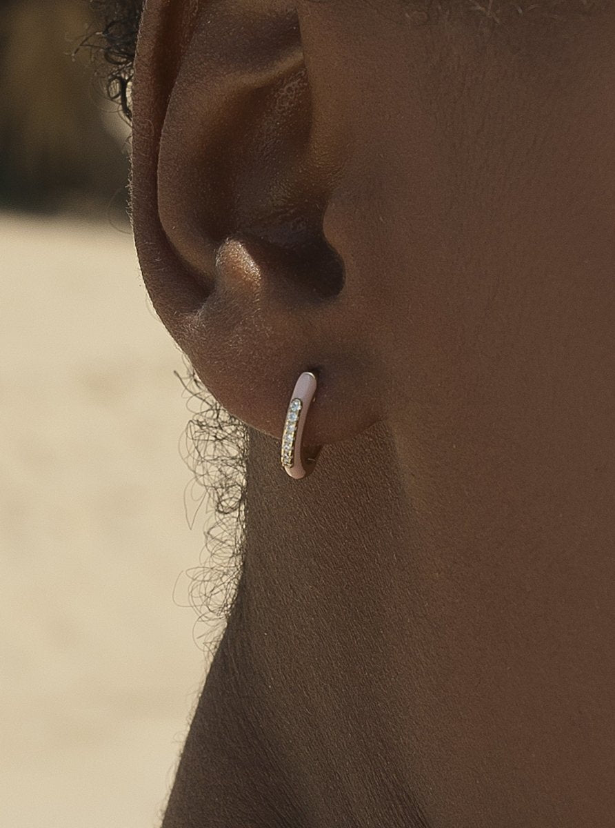 Pendientes aros pequeños esmalte rosado y línea de circonitas centrales-LINEARGENT