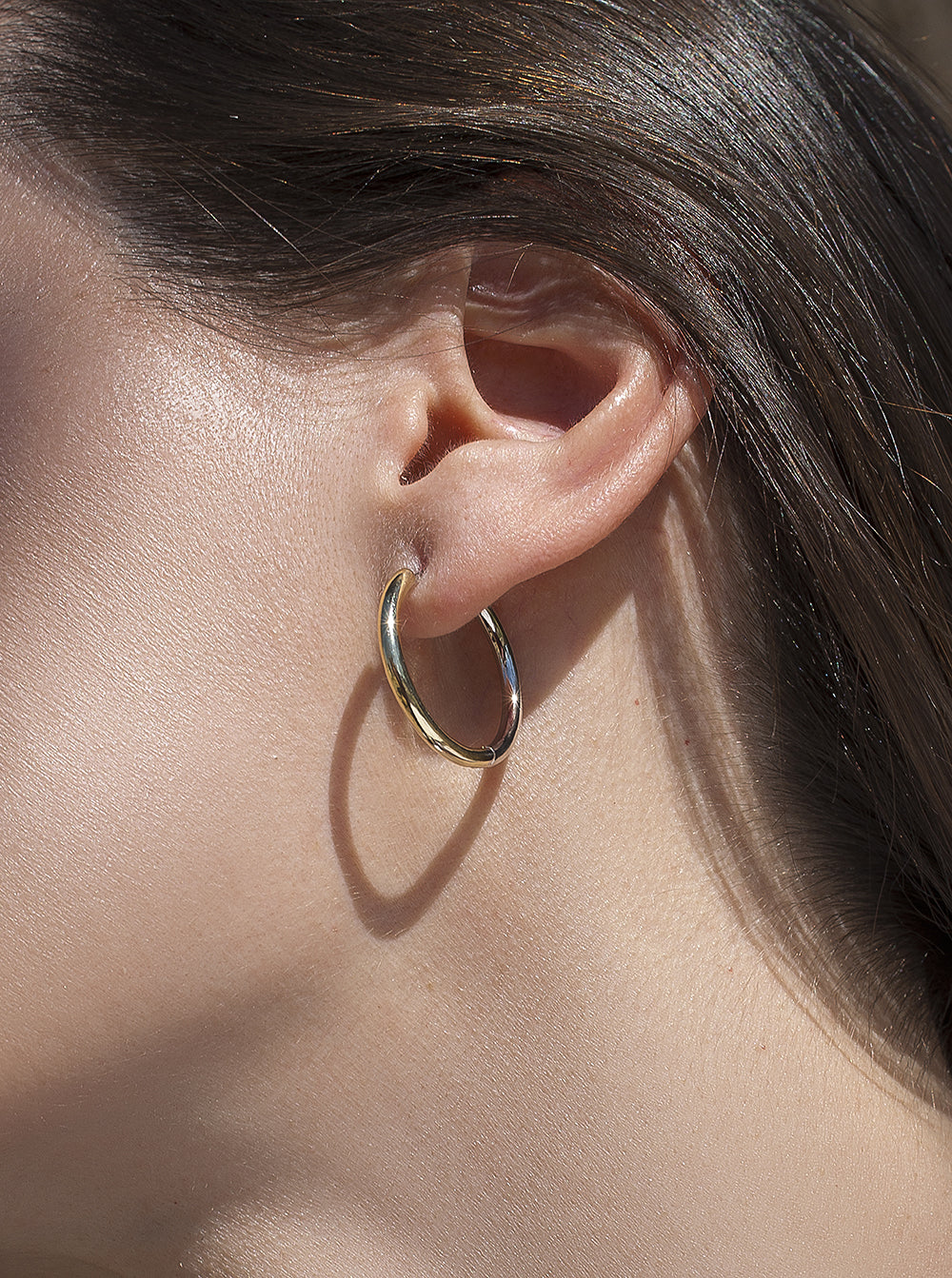 Pendientes bicolor de plata diseño aro mediano