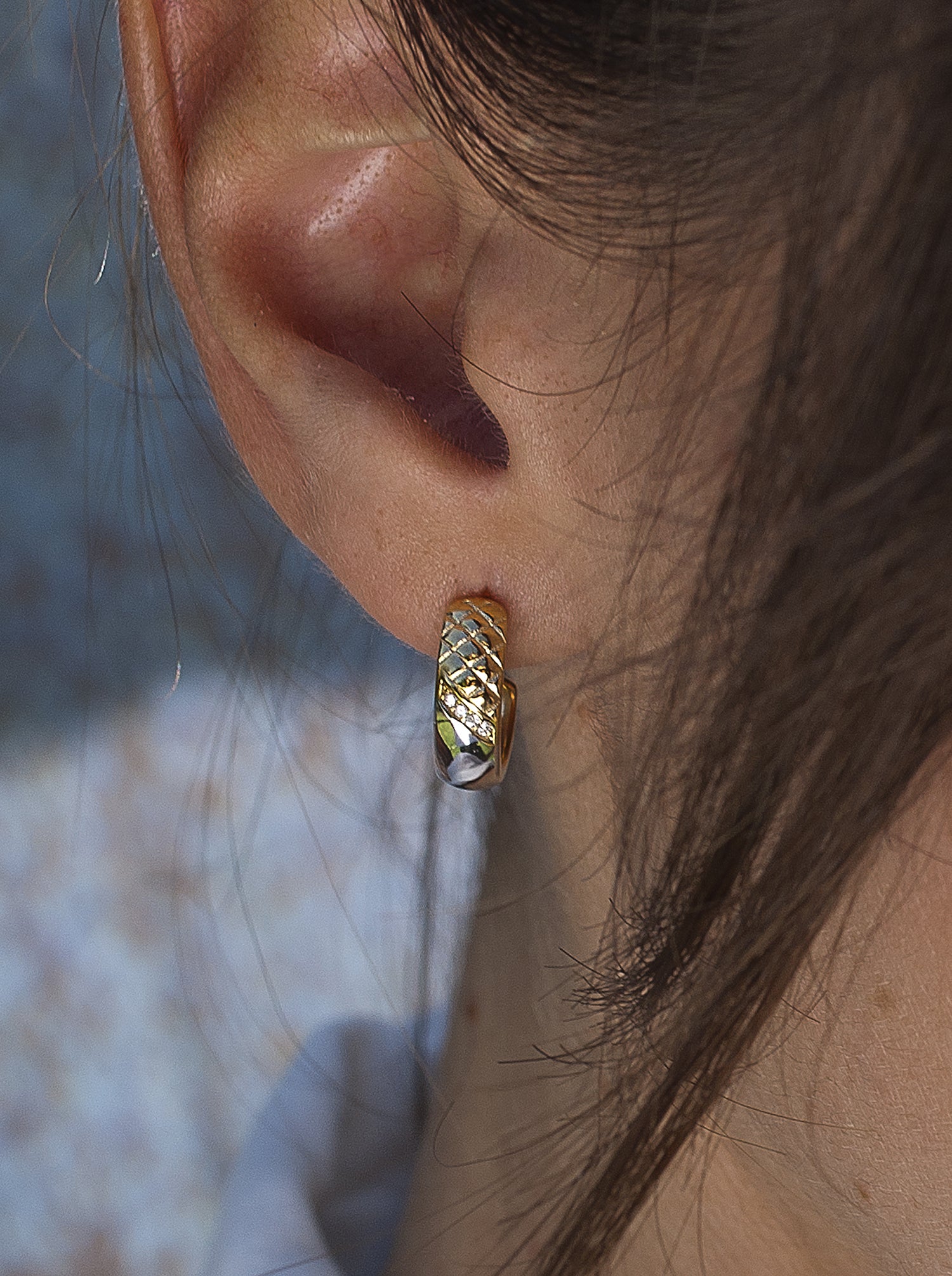 Pendientes bicolor de plata estilo aro con textura