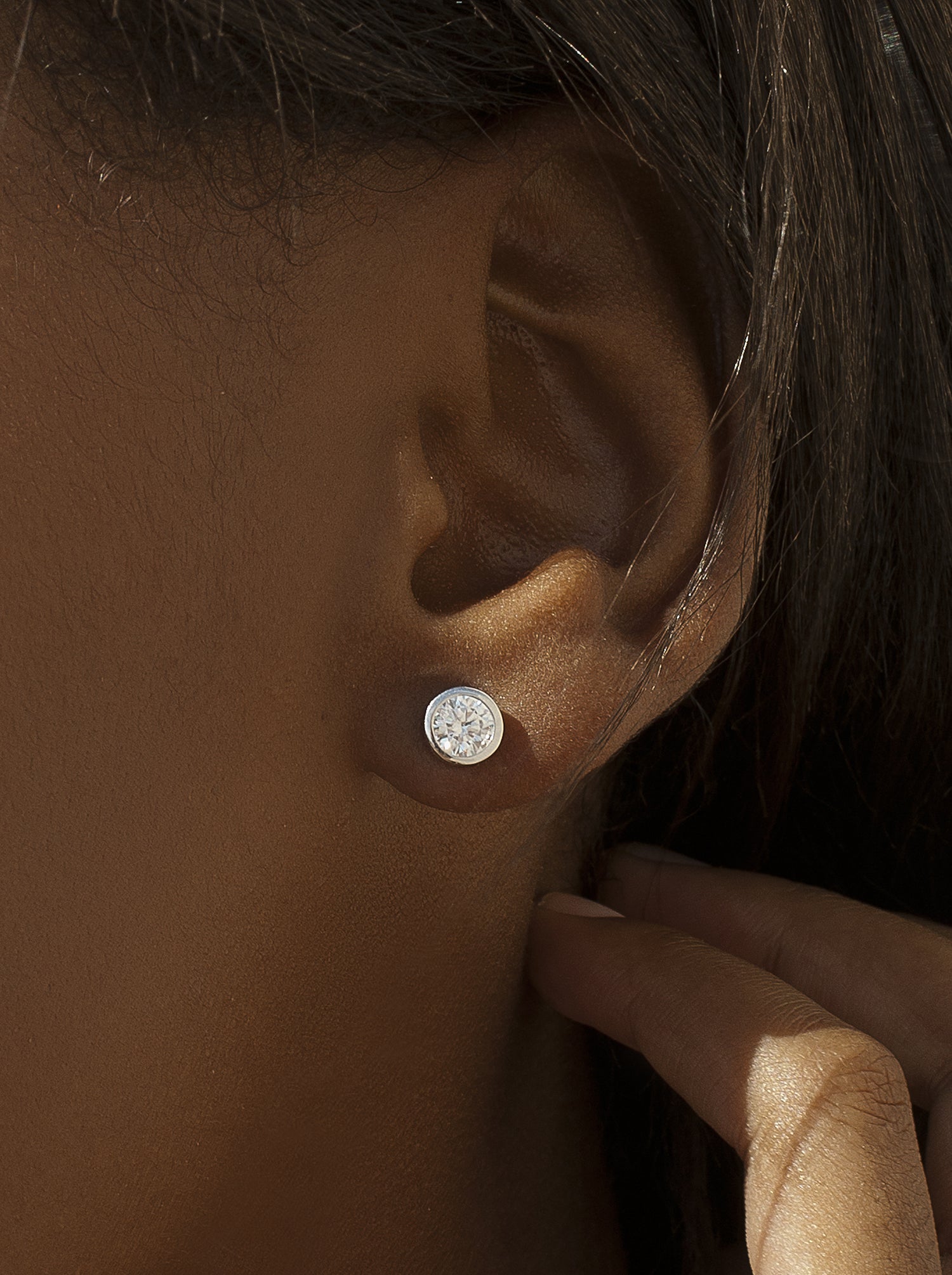 Pendientes botón diseño circular con circonita en plata lisa-LINEARGENT