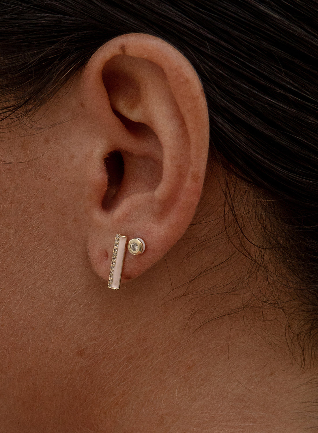 Pendientes botón diseño esmalte blanco combinado con plata y circonita-LINEARGENT