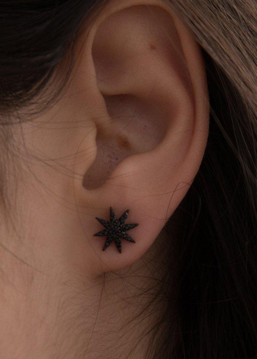 Pendientes brillantes pequeños de plata baño de rutenio con motivo estrella polar-LINEARGENT