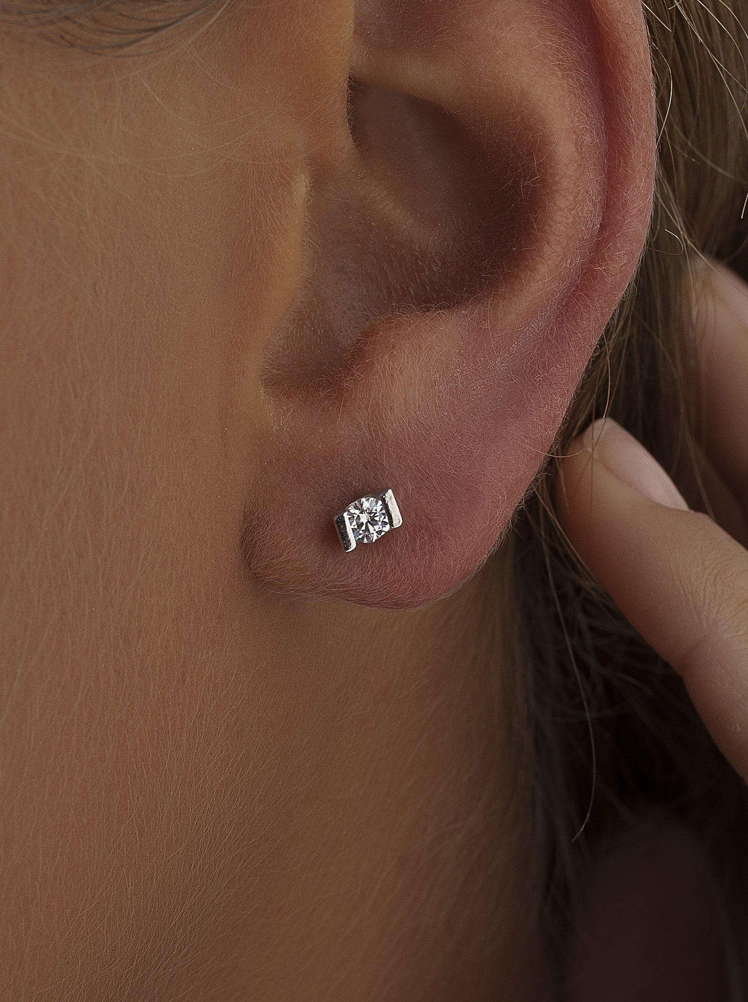 Pendientes brillantes pequeños diseño de circonita central-LINEARGENT