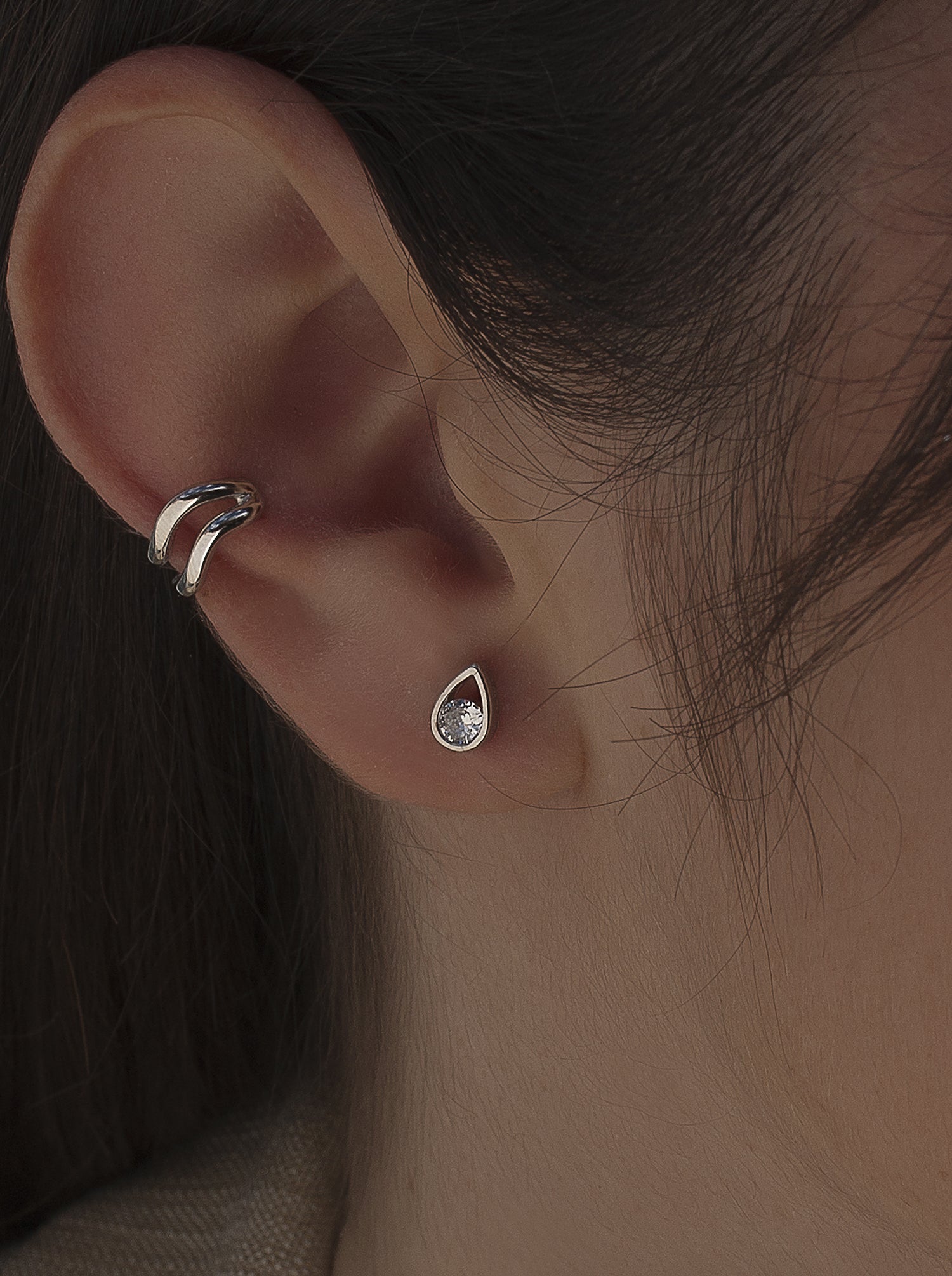 Pendientes brillantes pequeños diseño lágrima y circonita central-LINEARGENT