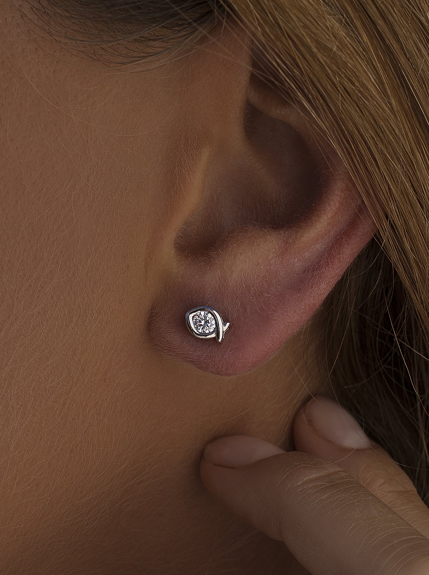 Pendientes brillantes pequeños diseño oval con circonita-LINEARGENT