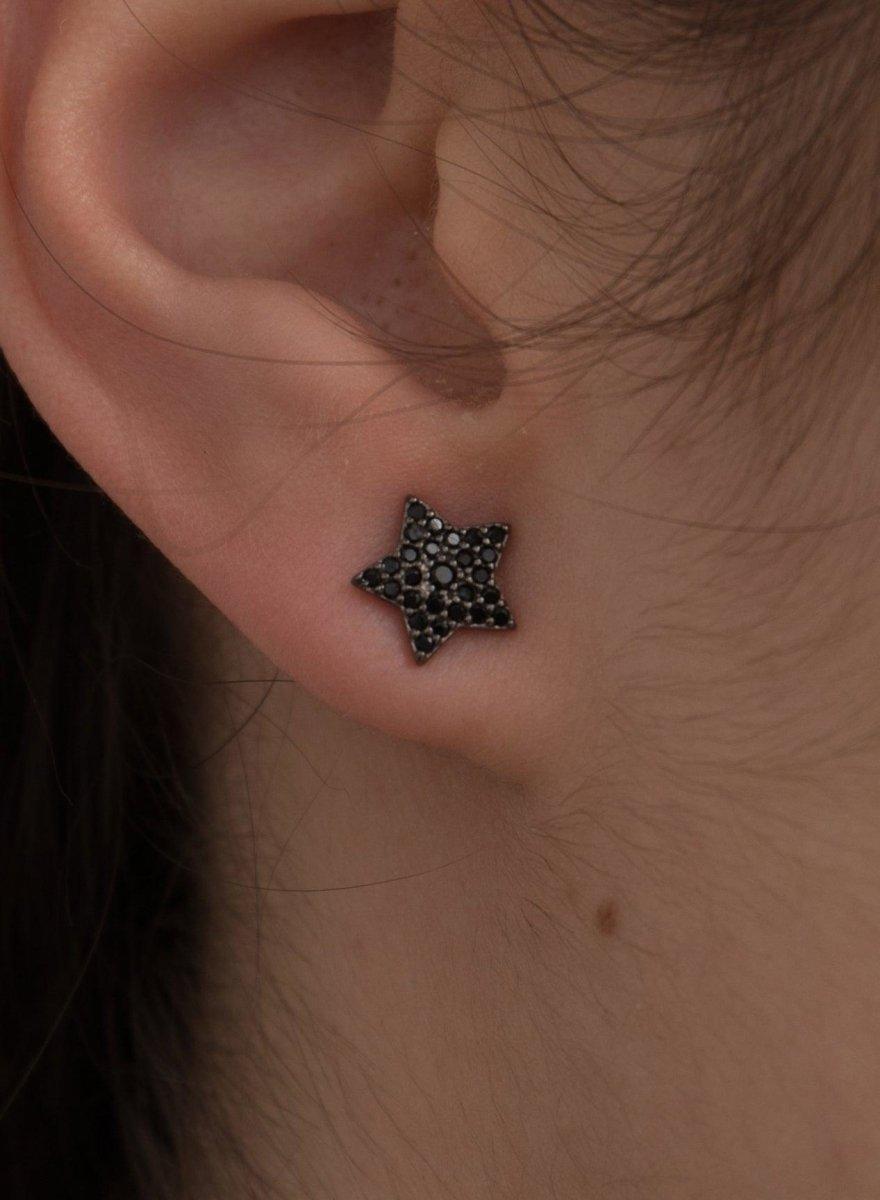 Pendientes brillantes pequeños motivo estrella y baño de rutenio-LINEARGENT