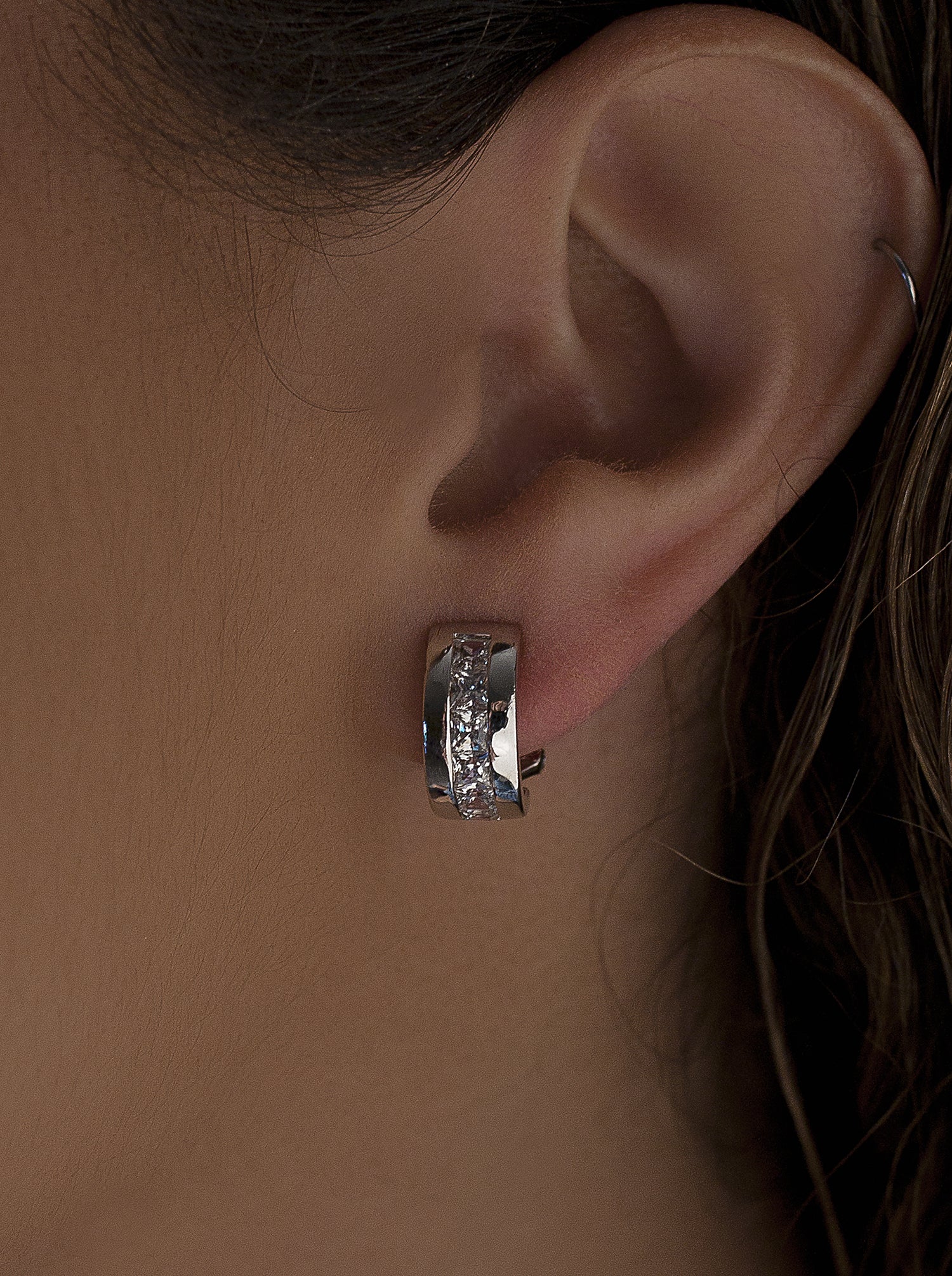 Pendientes cierre omega con circonita faceteada talla princesa-LINEARGENT