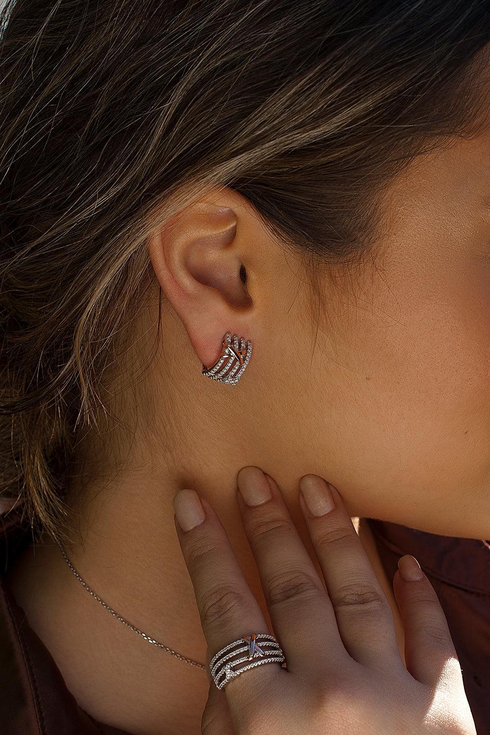 Pendientes cierre omega diseño de doble grapa bicolor con circonitas-LINEARGENT