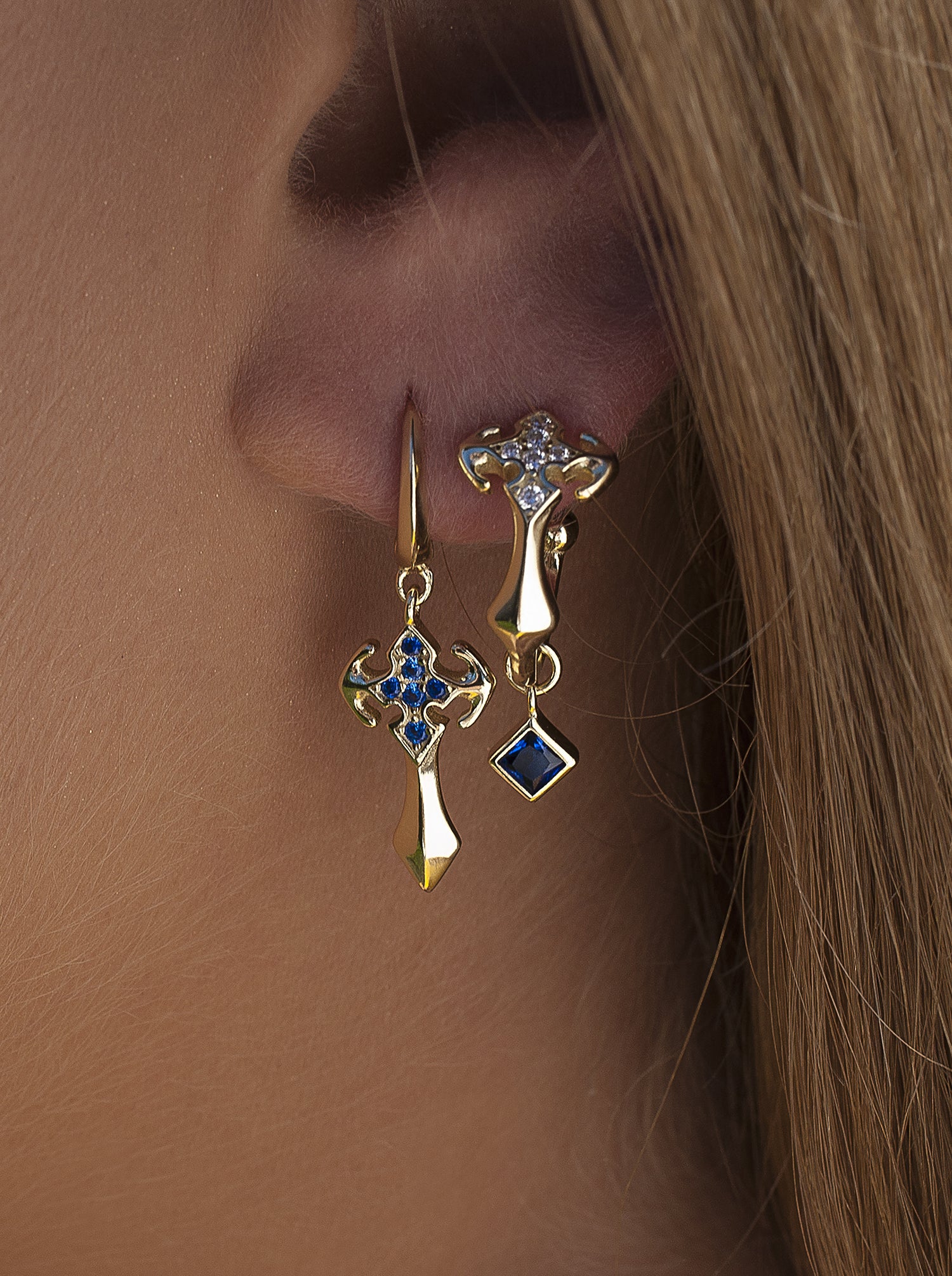 Pendientes con colgantes diseño cruz con gemas azurita-LINEARGENT