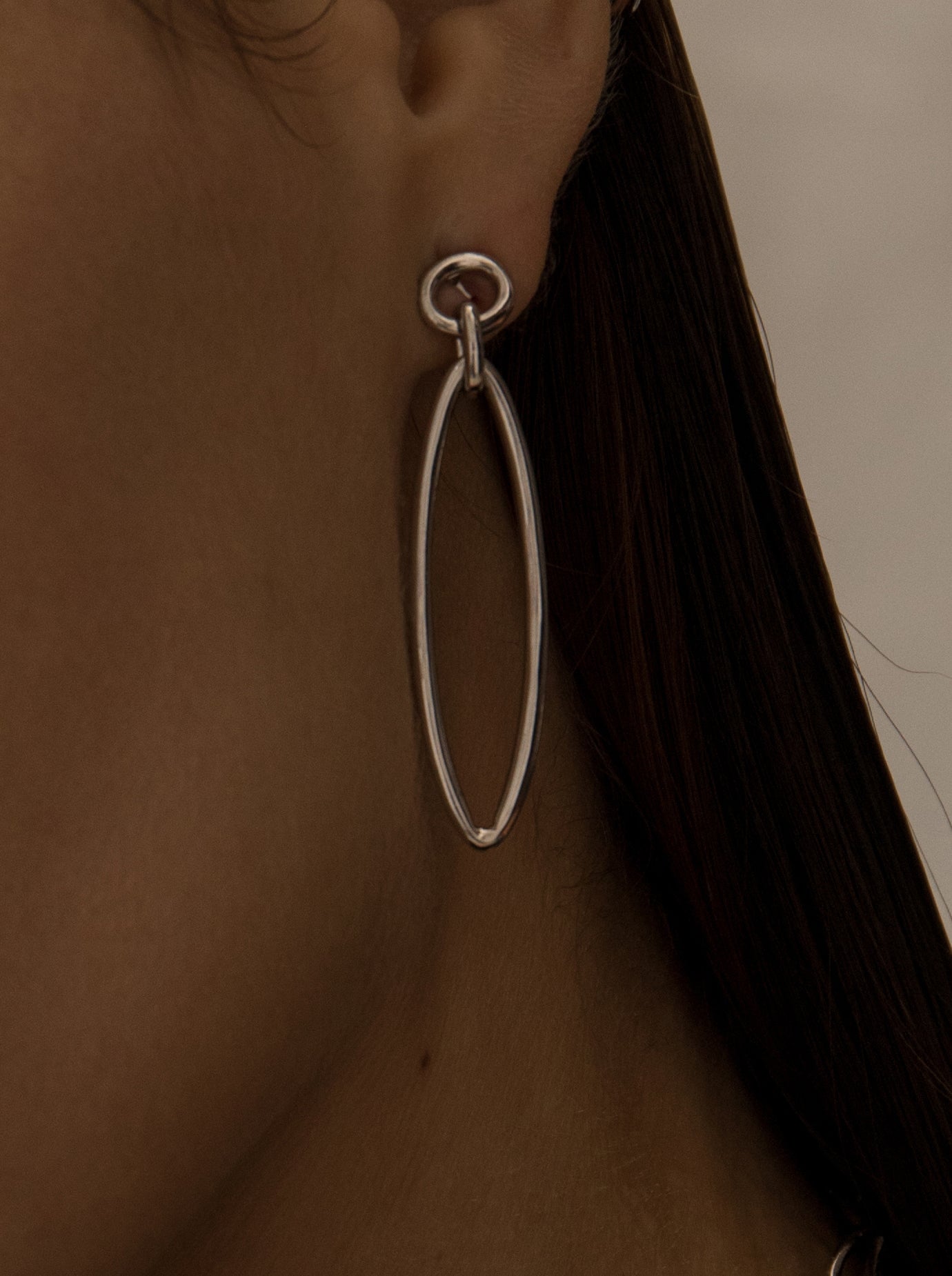 Pendientes con colgantes en plata lisa con un pequeño aro y diseño ovalado-LINEARGENT