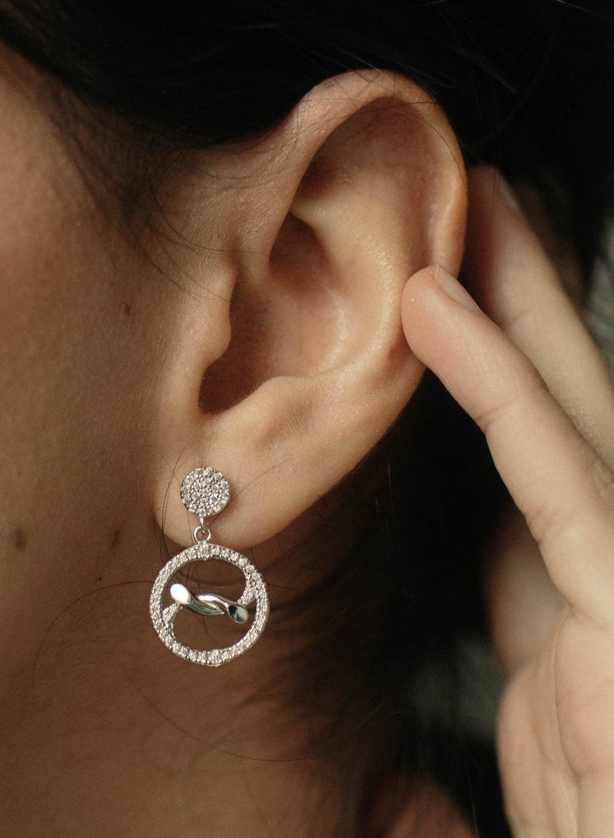 Pendientes con colgantes motivo de nudo con circonitas-LINEARGENT