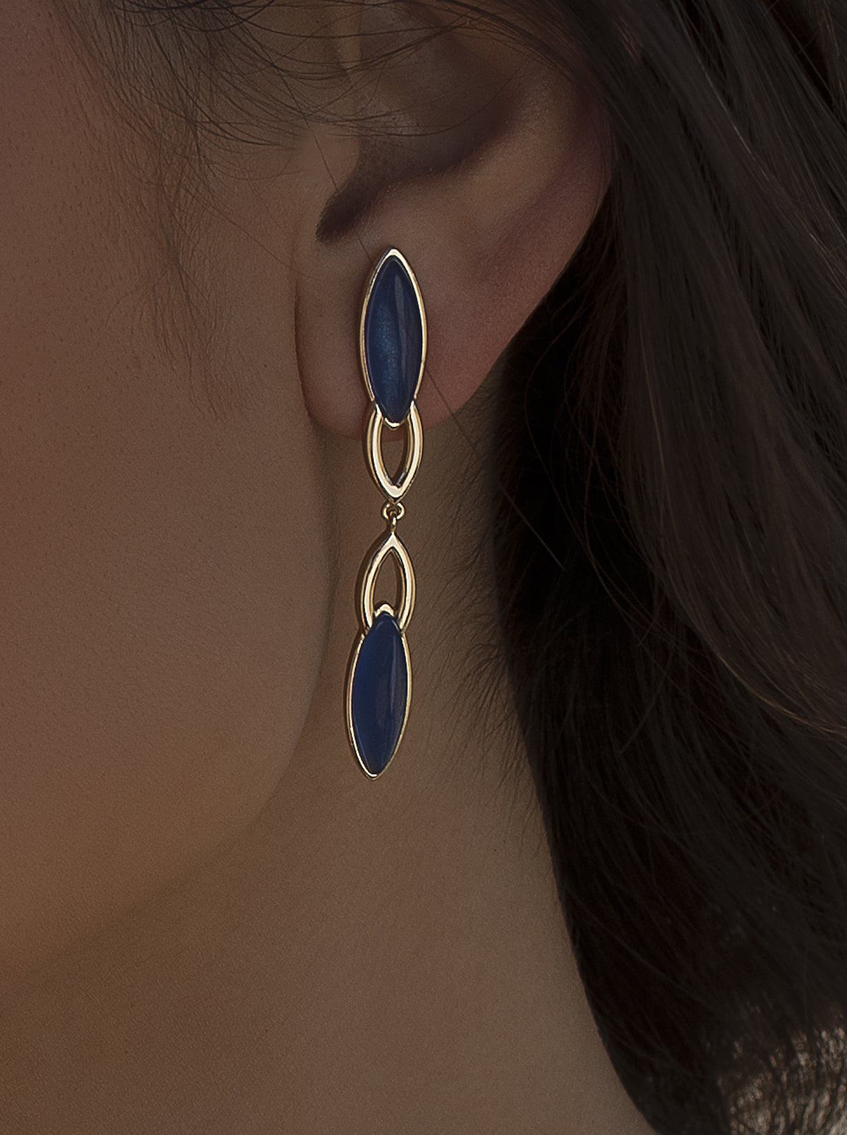 Pendientes con piedra tono zafiro en forma de ovolos alargados-LINEARGENT