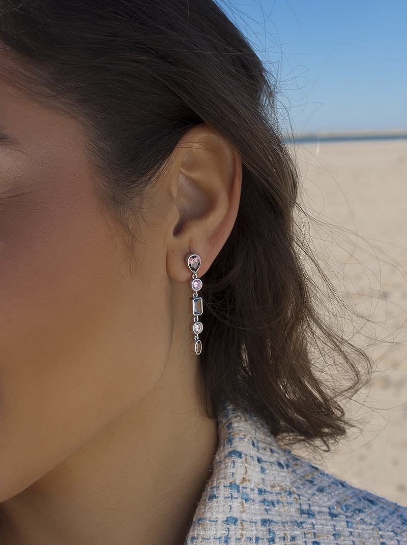 Pendientes largos con piedras en tonos románticos