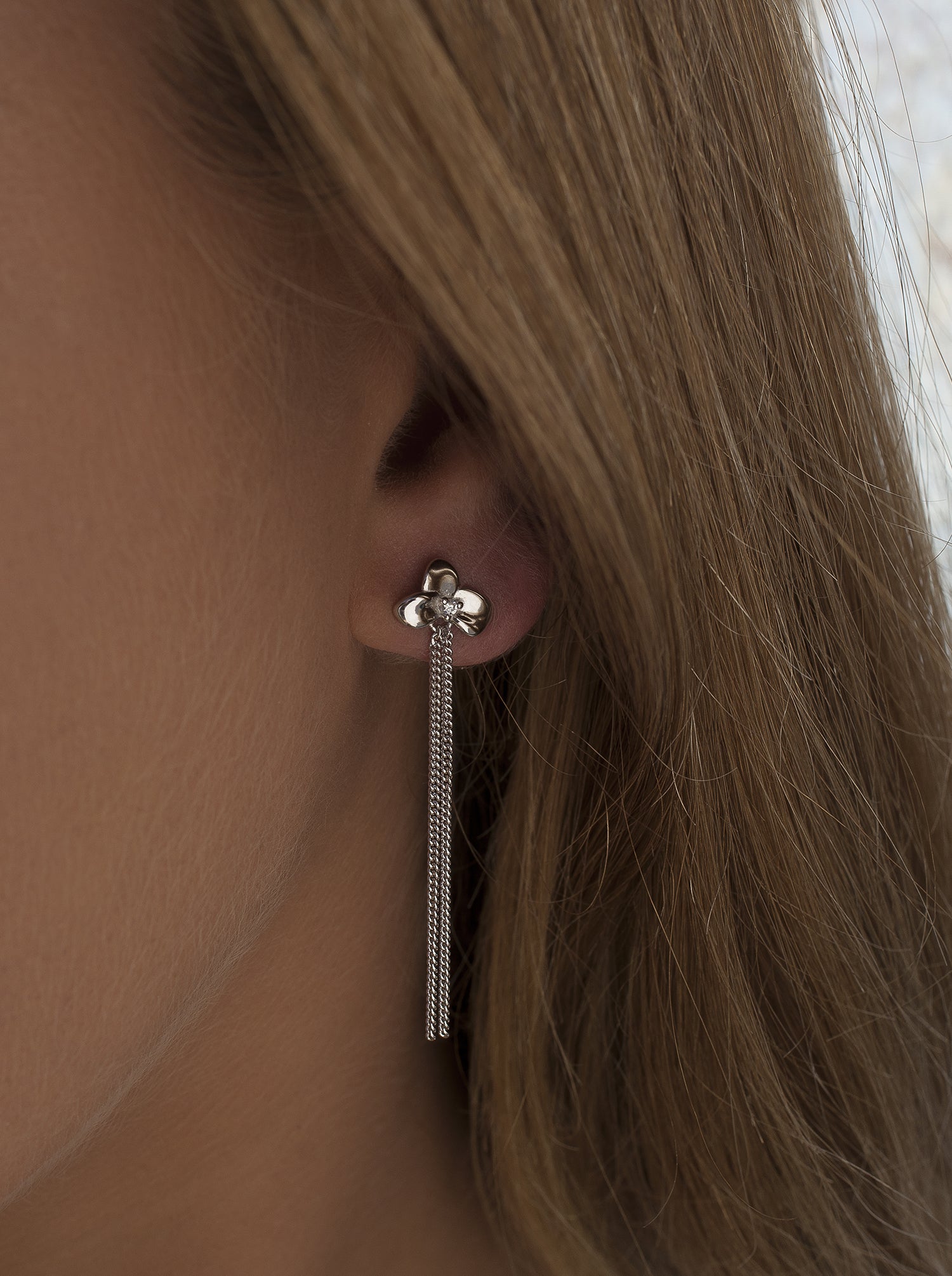 Pendientes largos de plata estilo cadena con motivo floral
