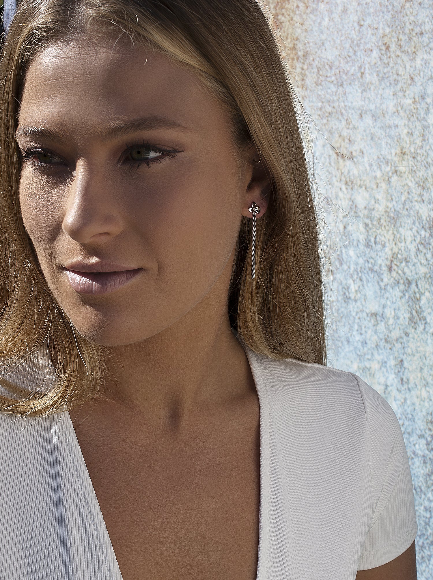 Pendientes largos de plata estilo cadena con motivo floral
