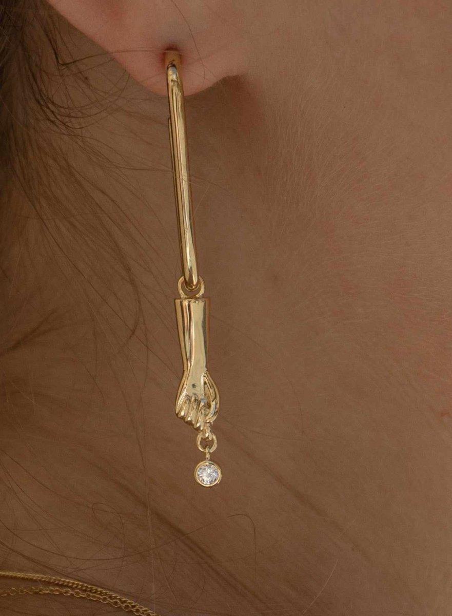 Pendientes largos de plata finos estilo aro diseño de mano y circonita baño en oro-LINEARGENT