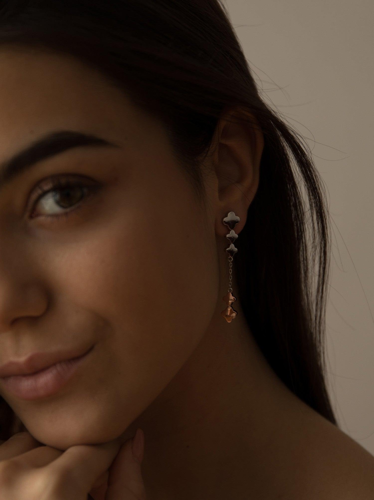 Pendientes largos finos de plata diseño bicolor con cruzes