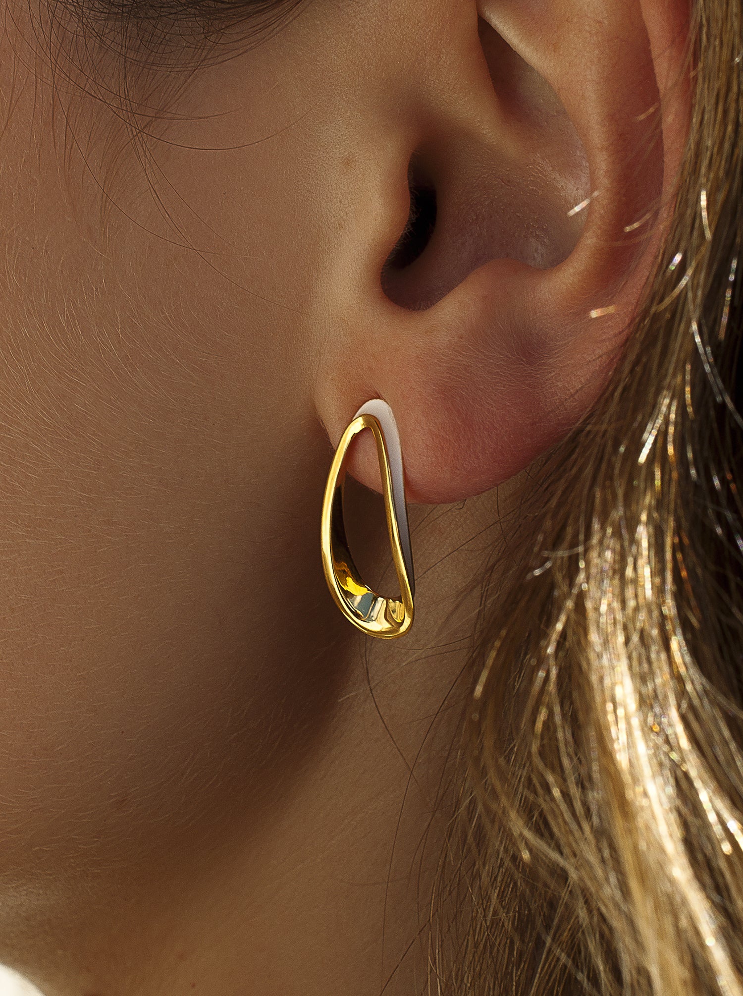 Pendientes originales de plata diseño irregular con esmalte blanco-LINEARGENT