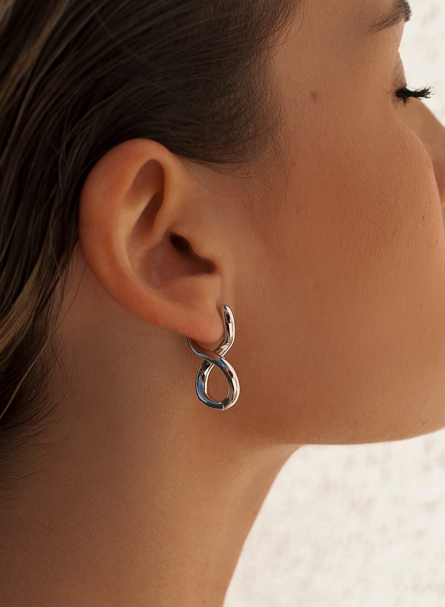 Pendientes originales de plata lisa diseño cruzado