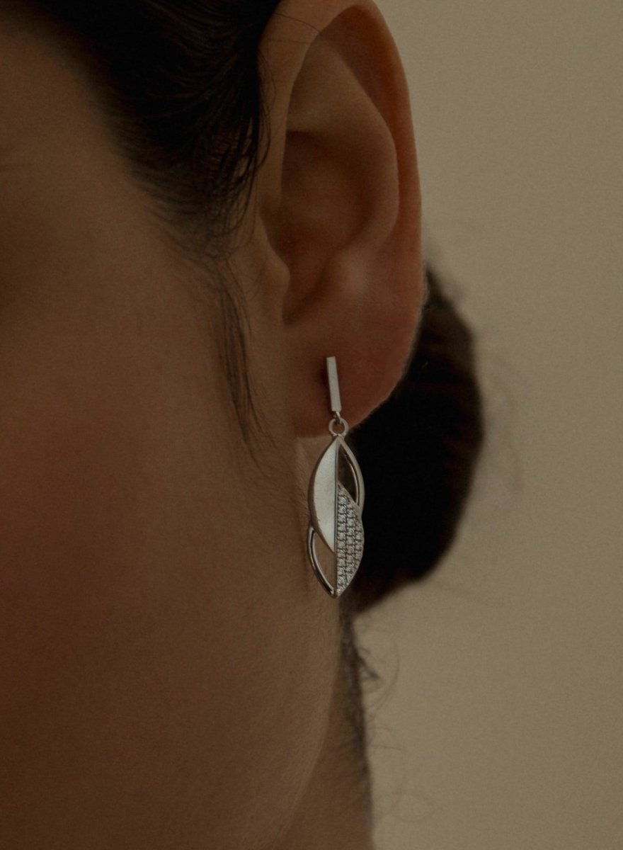 Pendientes originales diseño de hoja geométrica con circonitas-LINEARGENT