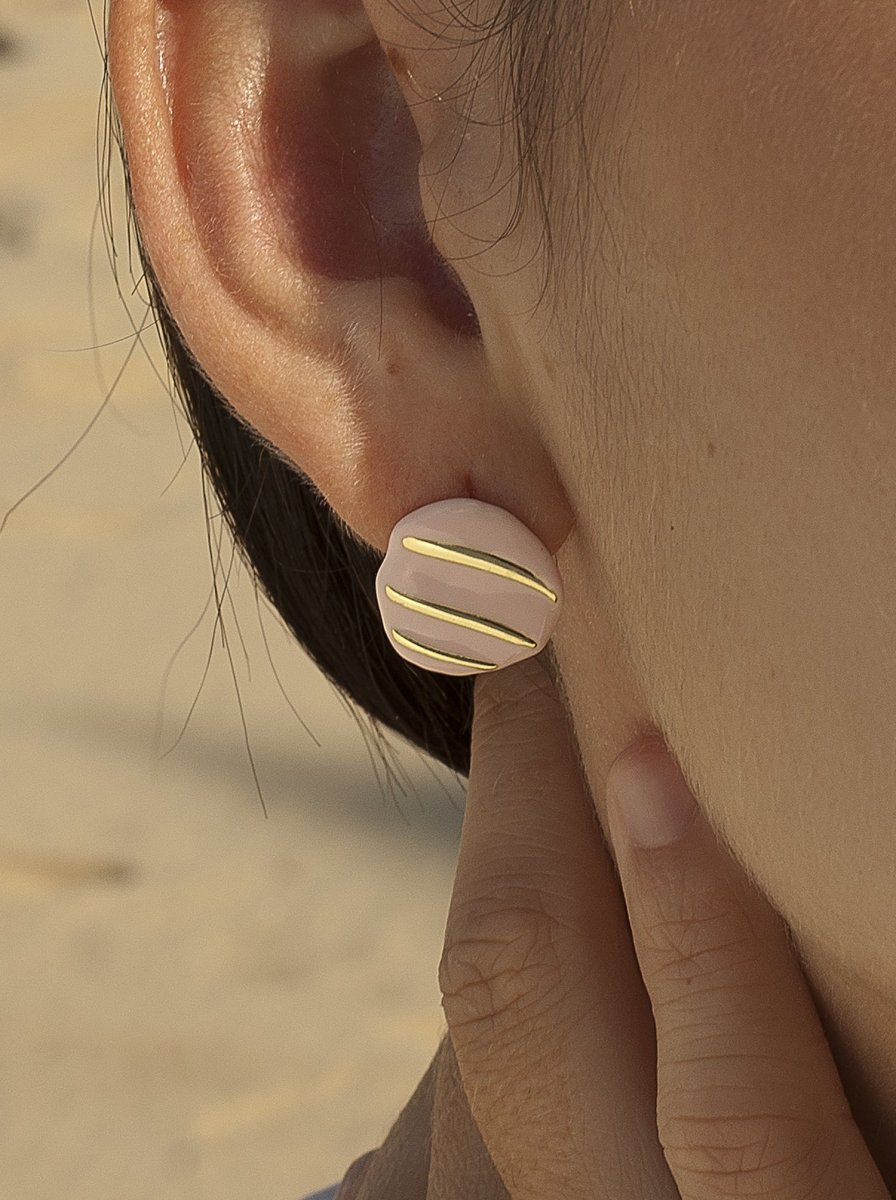 Pendientes originales diseño irregular esmalte rosa y detalles dorados-LINEARGENT