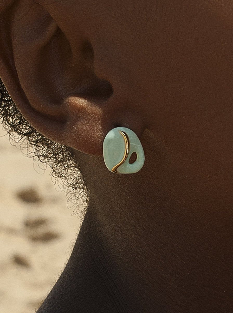 Pendientes originales diseño irregular esmalte verde y detalles dorados-LINEARGENT