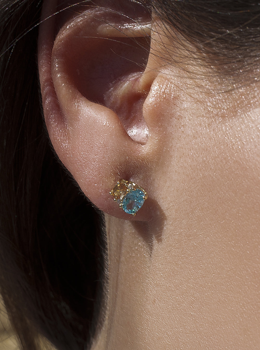 Pendientes pequeños con gemas tono aguamarina y naranja-LINEARGENT