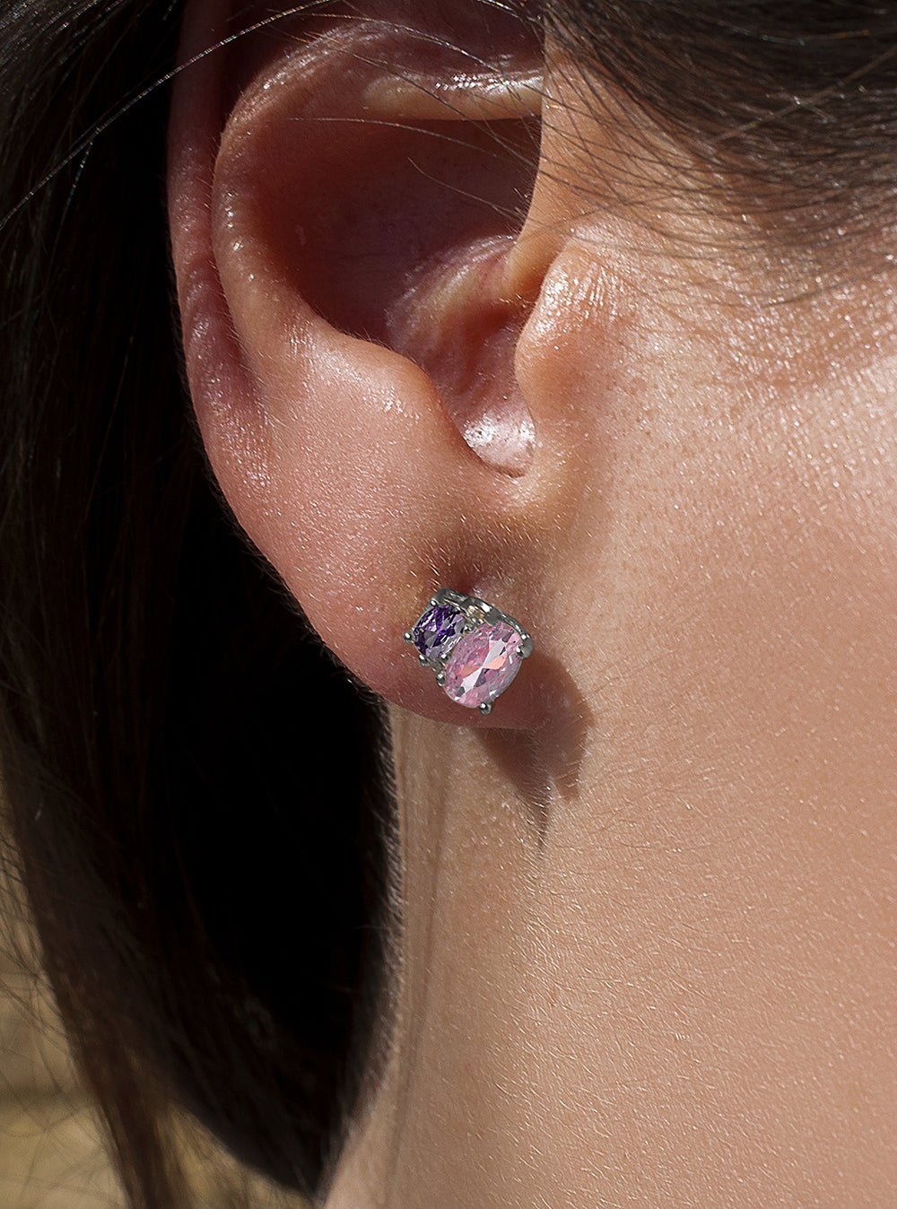Pendientes pequeños con gemas tono rosa y amatista-LINEARGENT