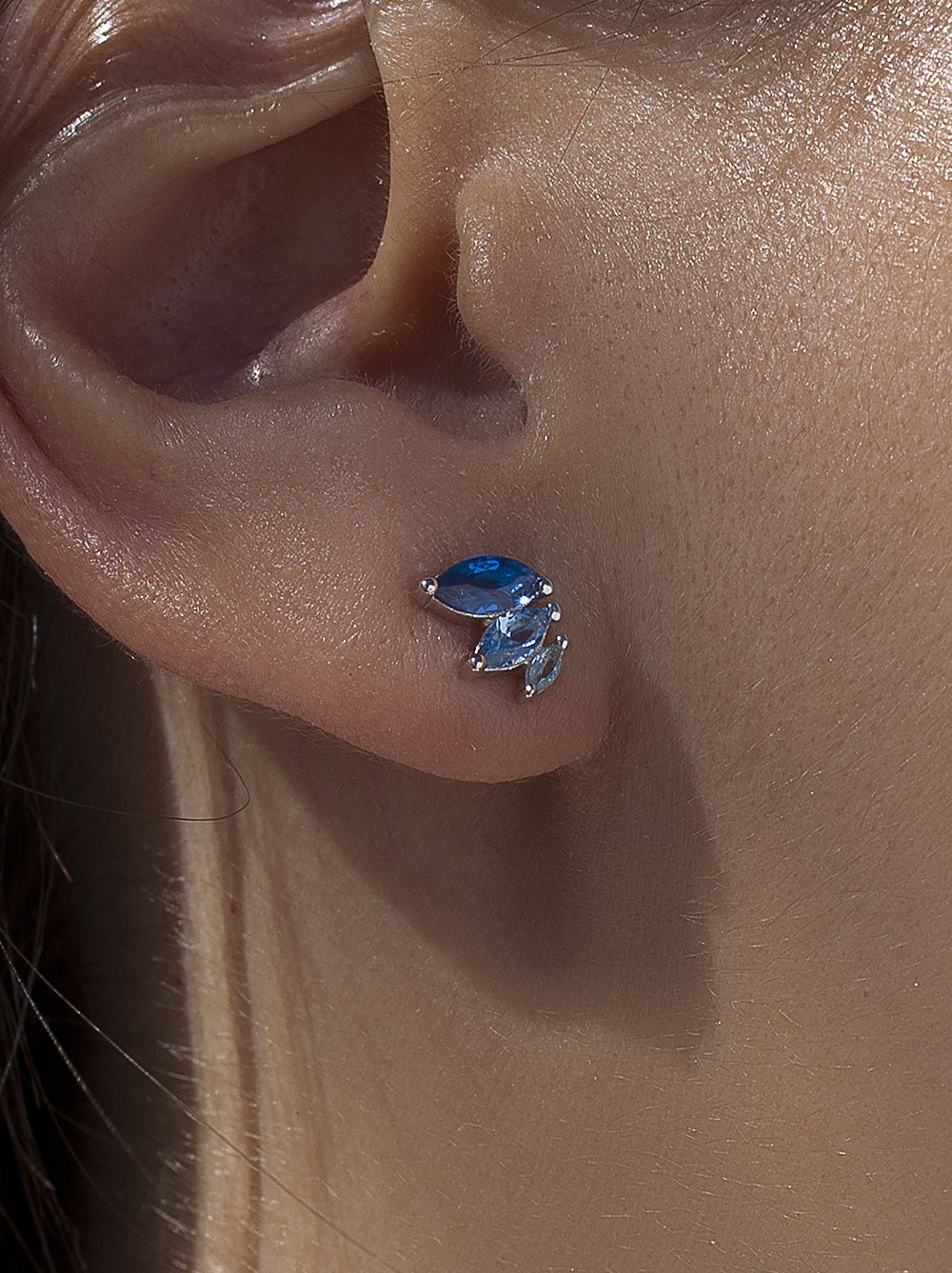 Pendientes pequeños de plata con gemas en tonos azul-LINEARGENT