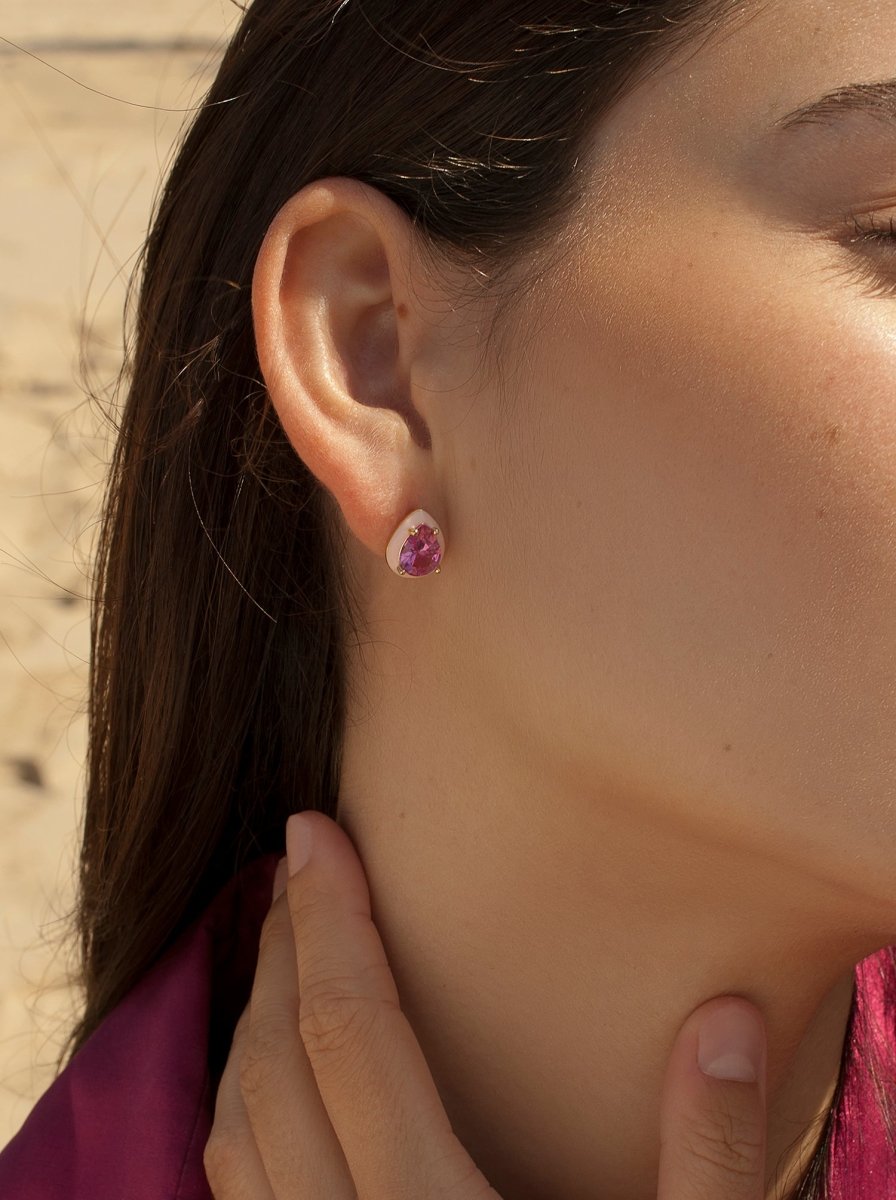 Pendientes pequeños diseño de gota combinados con esmalte rosa