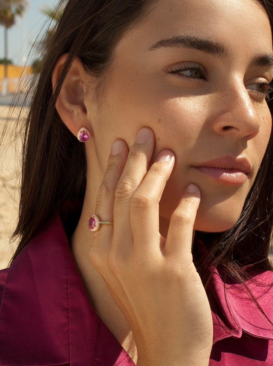 Pendientes pequeños diseño de gota combinados con esmalte rosa