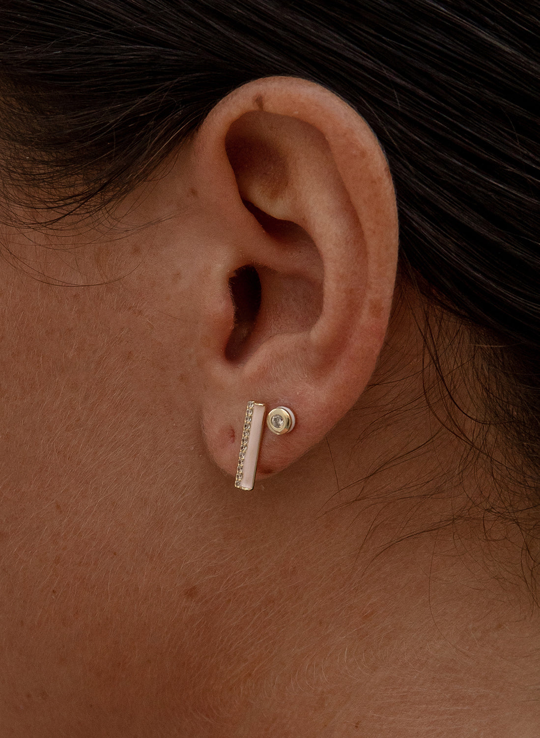 Pendientes pequeños diseño vertical con esmalte rosa y circonitas-LINEARGENT