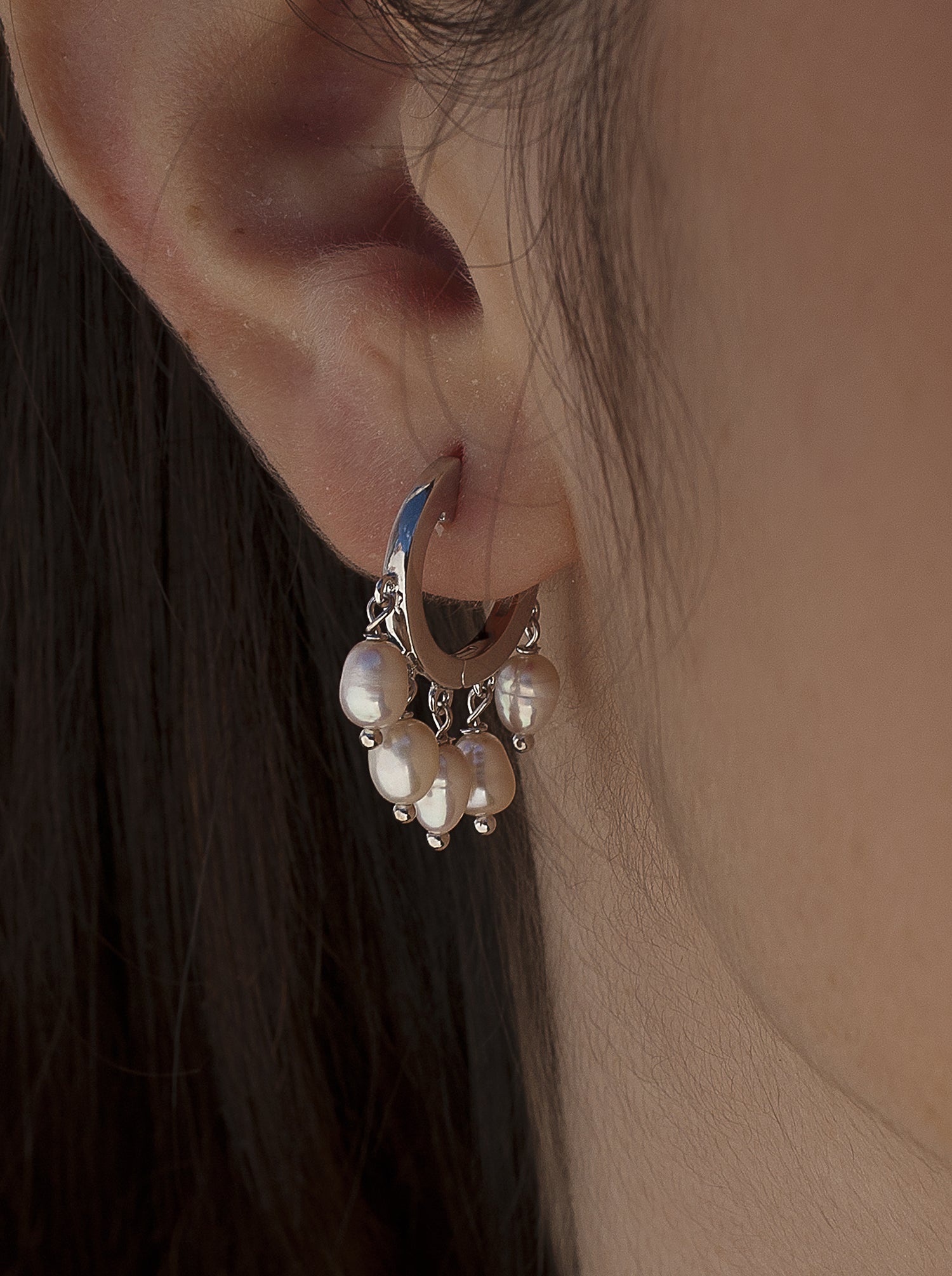 Pendientes perla diseño aro de plata con perlas colgando-LINEARGENT