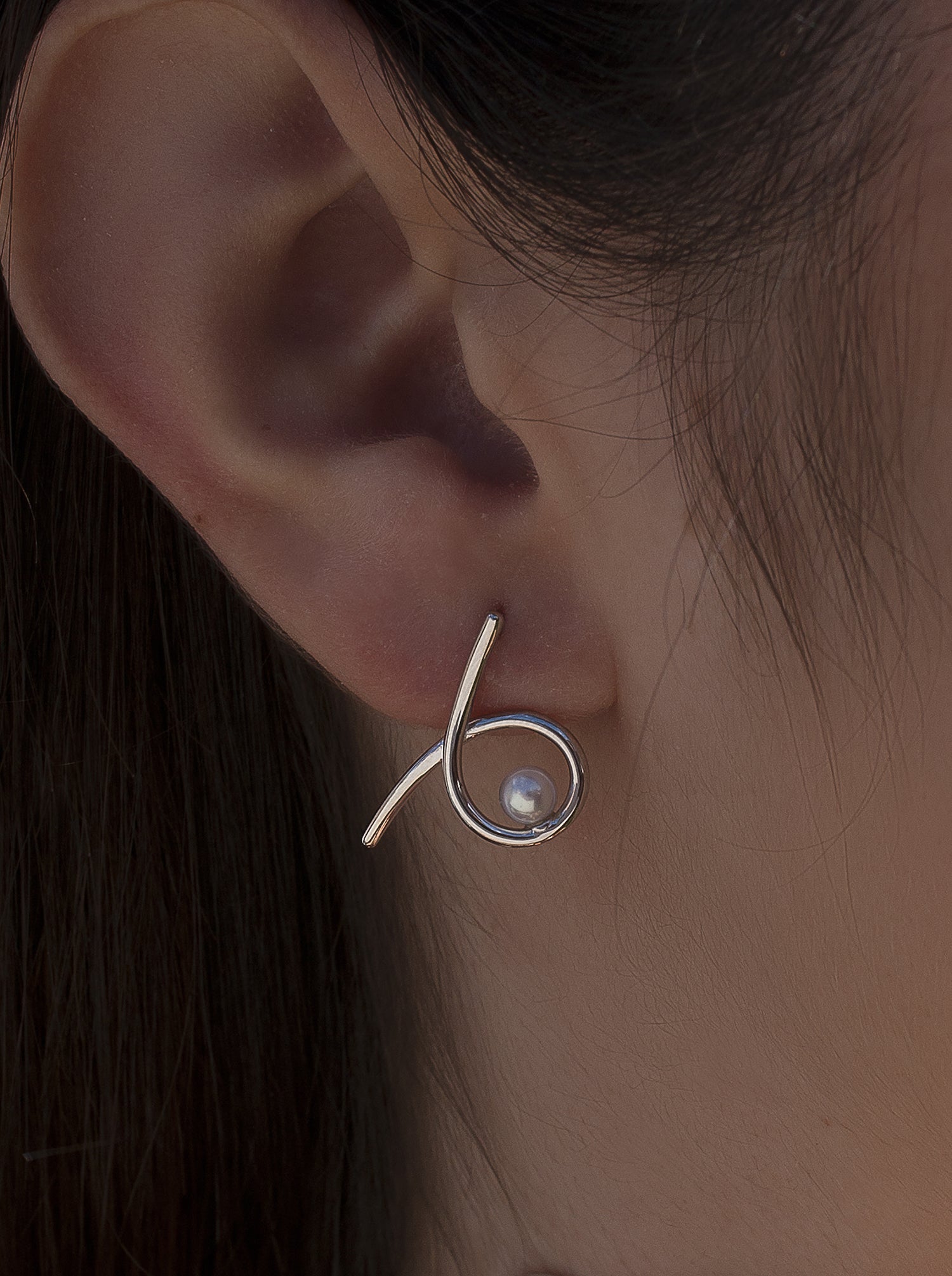 Pendientes perlas de plata diseño tirabuzón con perla-LINEARGENT