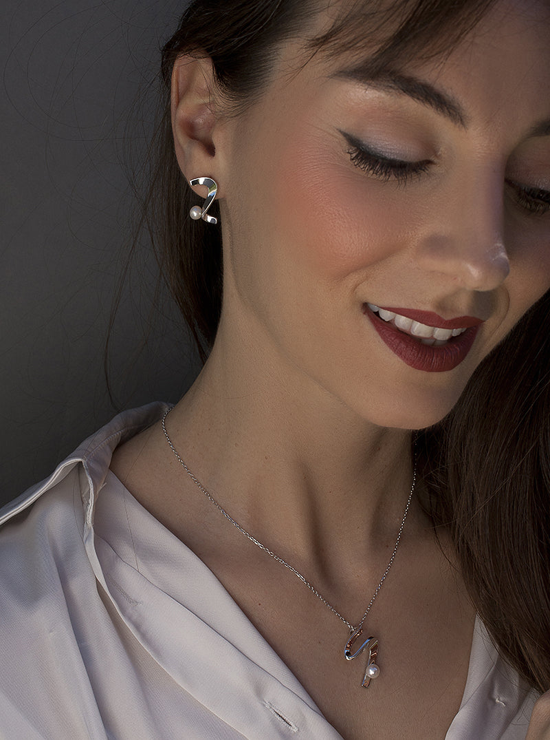 Pendientes plata diseño serpentina con una perla-LINEARGENT