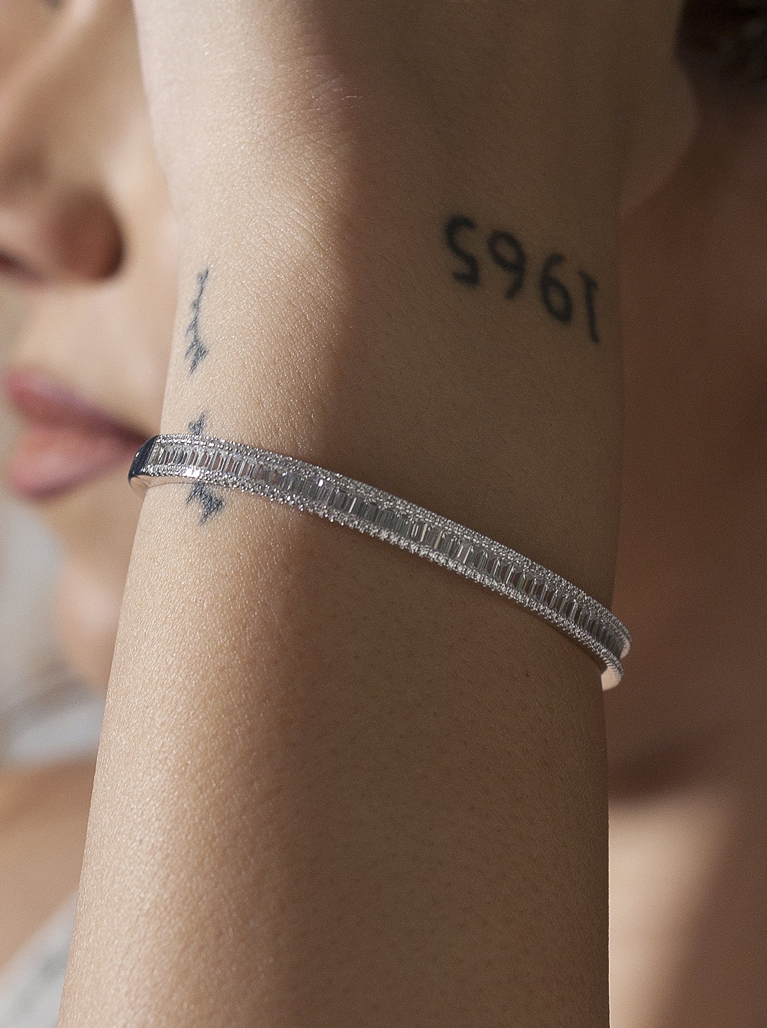 Pulsera esclava de plata raíl con engaste de circonita-LINEARGENT