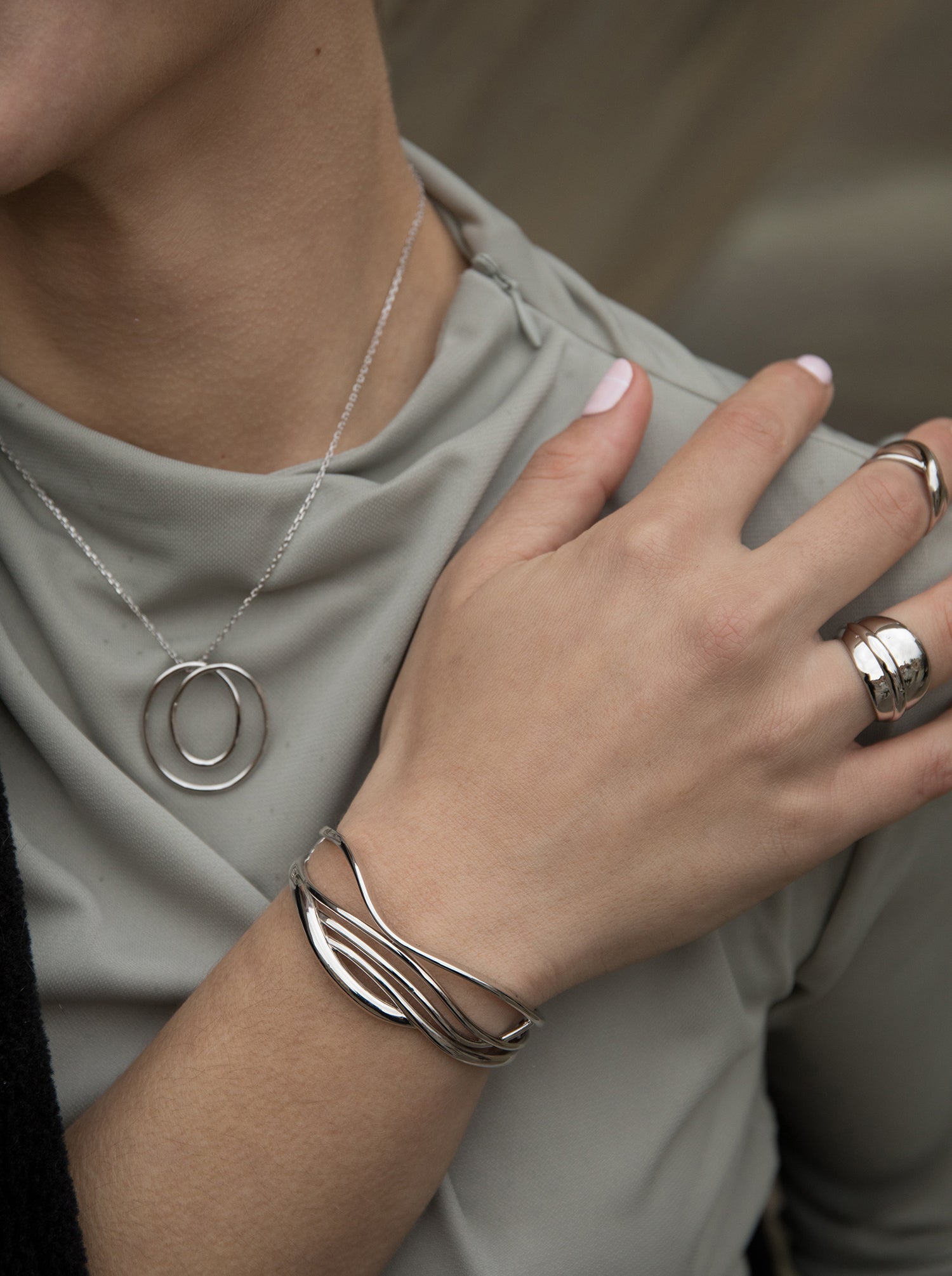 Pulsera esclava diseño irregular varios carriles en plata