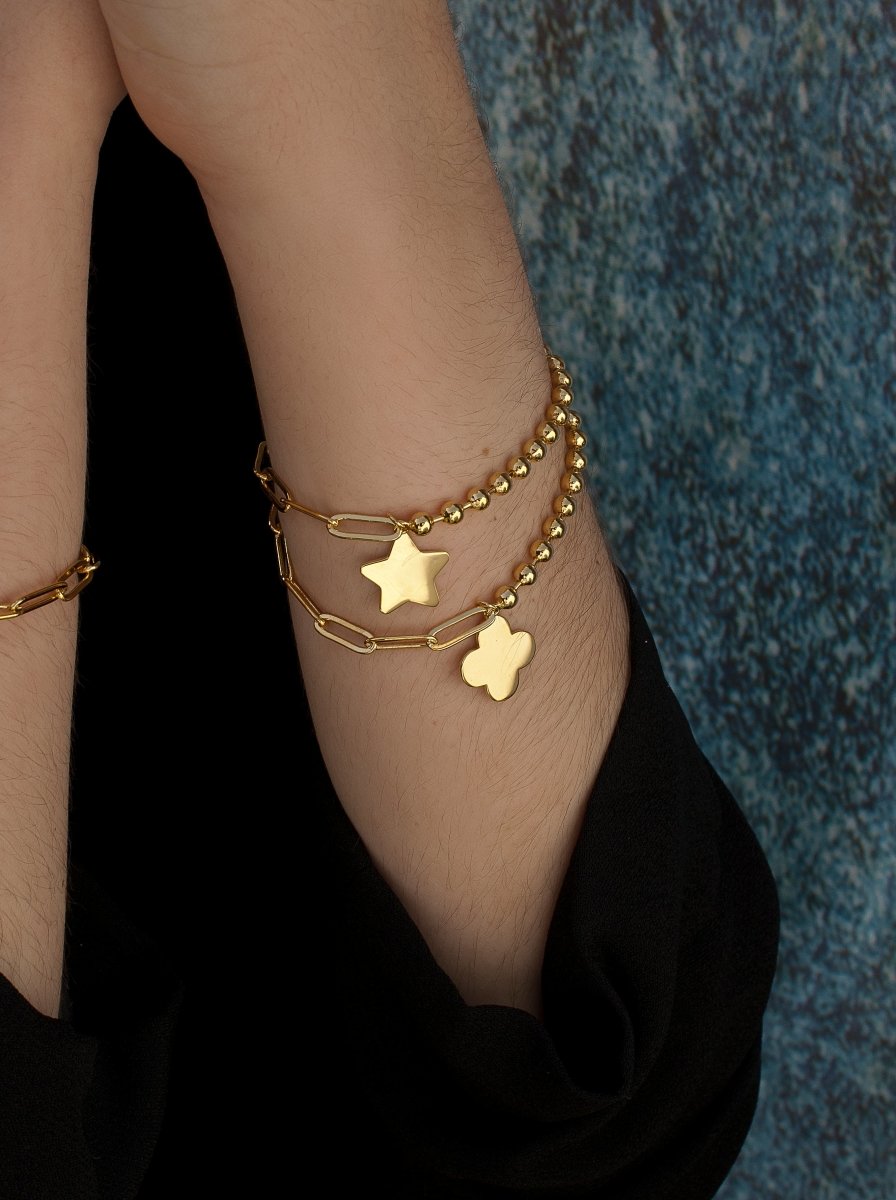 Pulseras con colgantes de plata bañados en oro con colgante en forma de flor