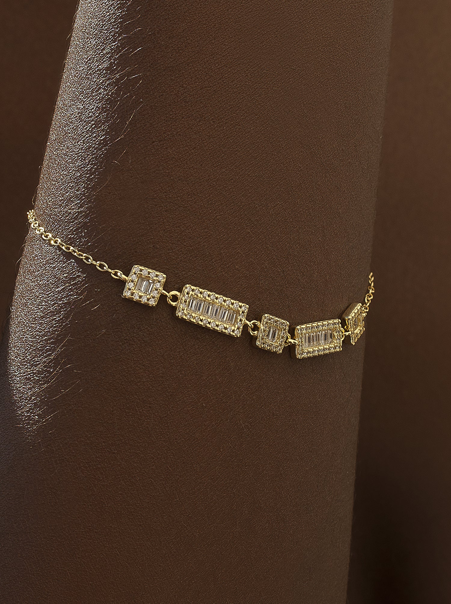 Pulseras finas bañada en oro diseño central con circonitas blancas-LINEARGENT