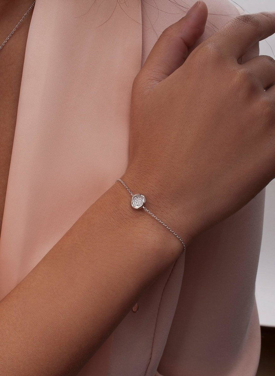 Pulseras finas de plata con silueta floral y circonitas