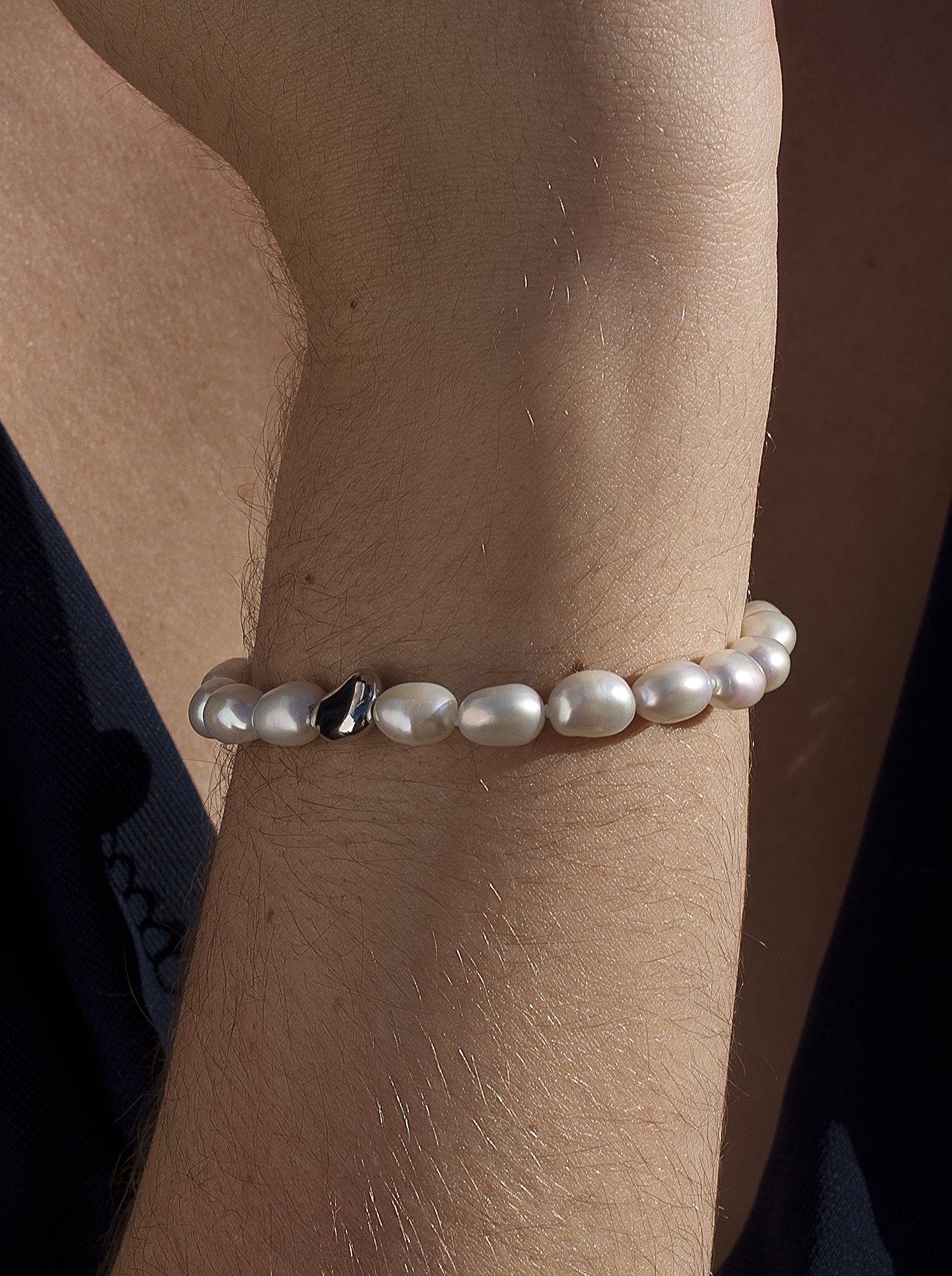 Pulseras perlas con detalle de plata irregular bañada en oro-LINEARGENT