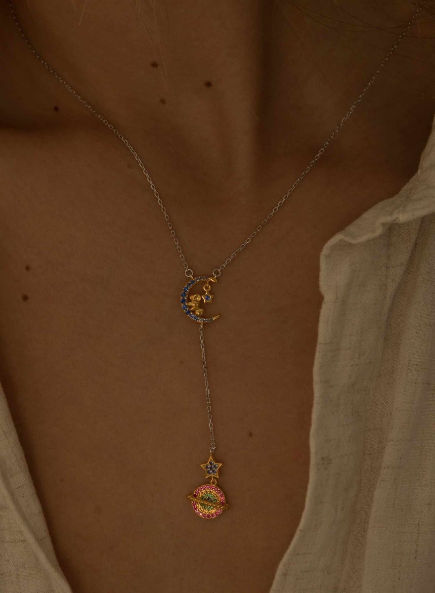 Collar · Colgante de plata con dos mini charms en motivo de luna y planeta con detalle de circonitas multicolores