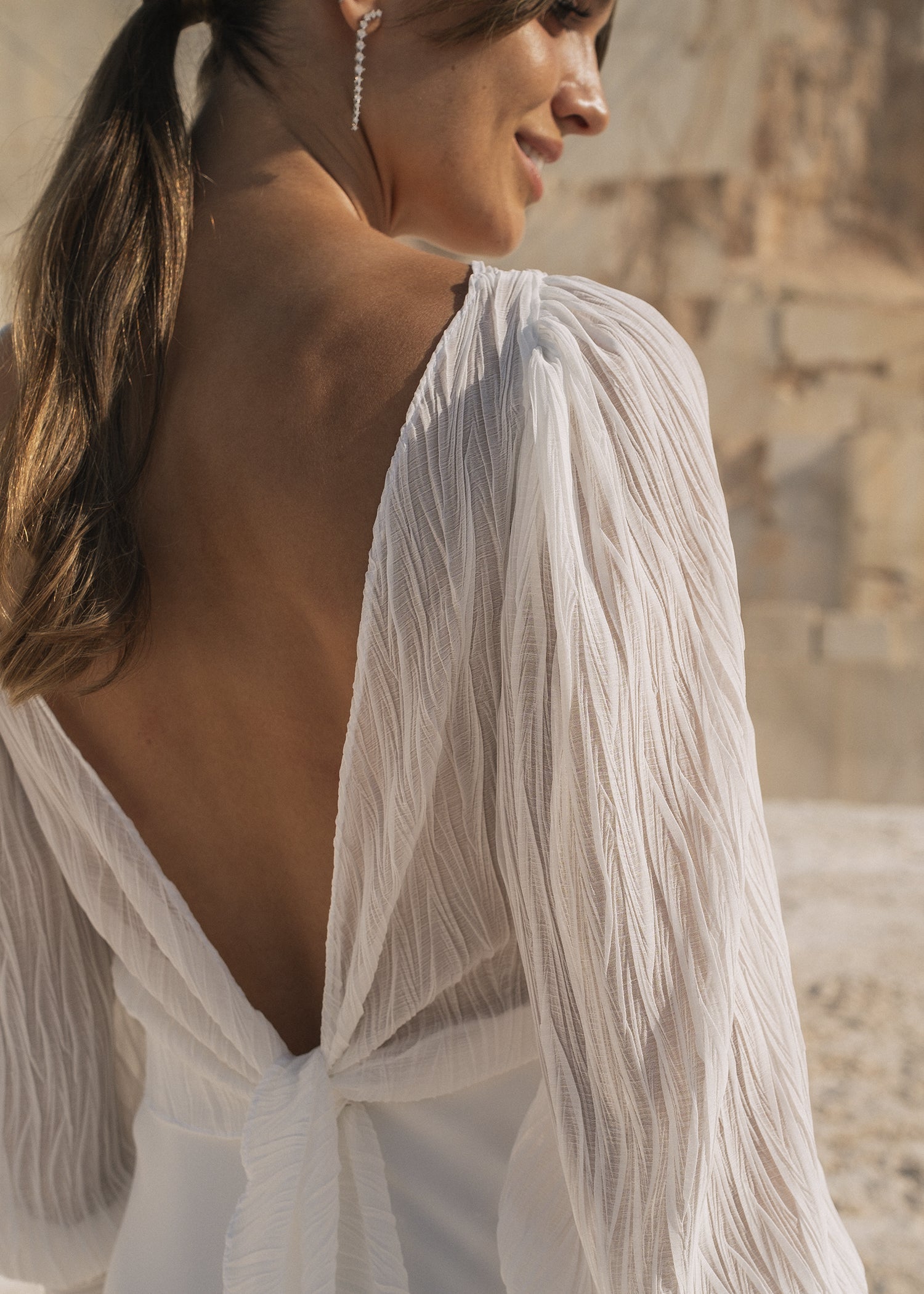 Guía de pendientes de novia según tipo de vestido | Lineargent