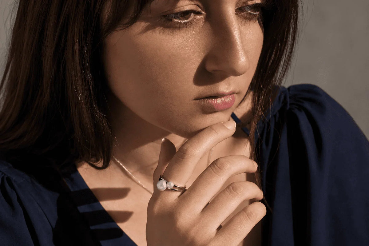 Cómo combinar un anillo con perla en tu día a día y eventos