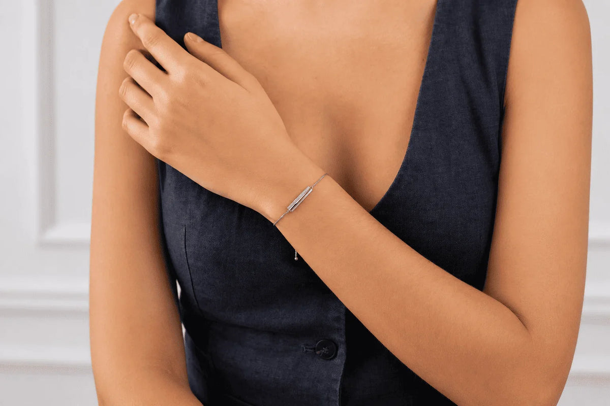 Cómo apilar pulseras rígidas para un look sofisticado