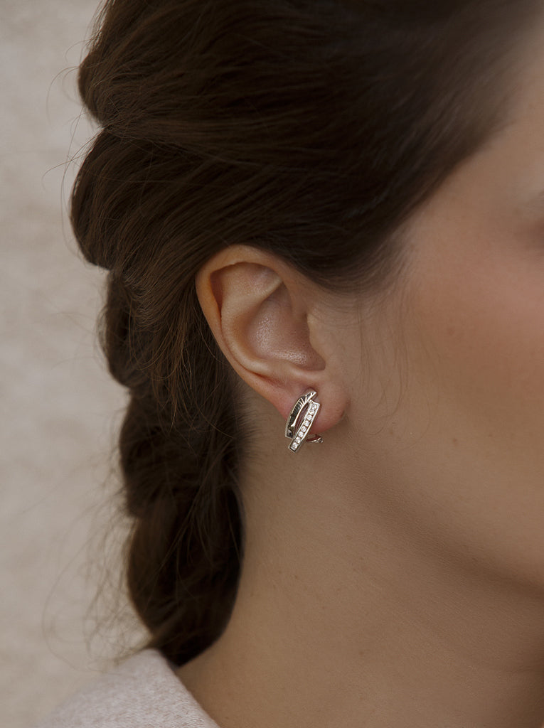 Boucles d'oreilles élégantes à fermoir oméga avec zircon cubique