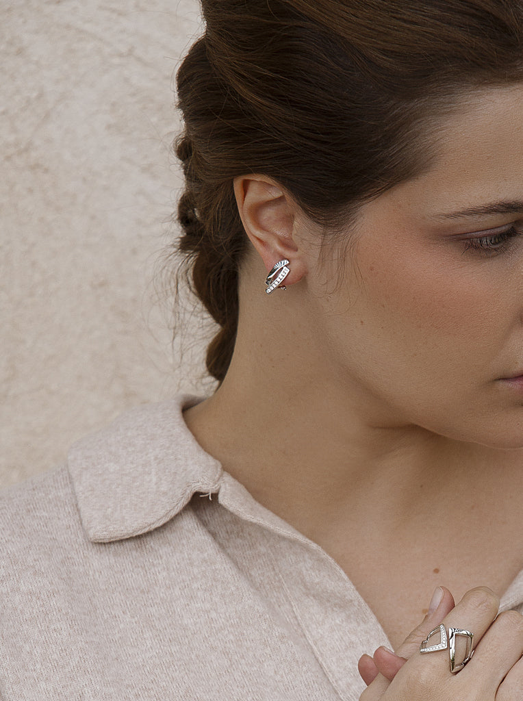 Boucles d'oreilles élégantes à fermoir oméga avec zircon cubique