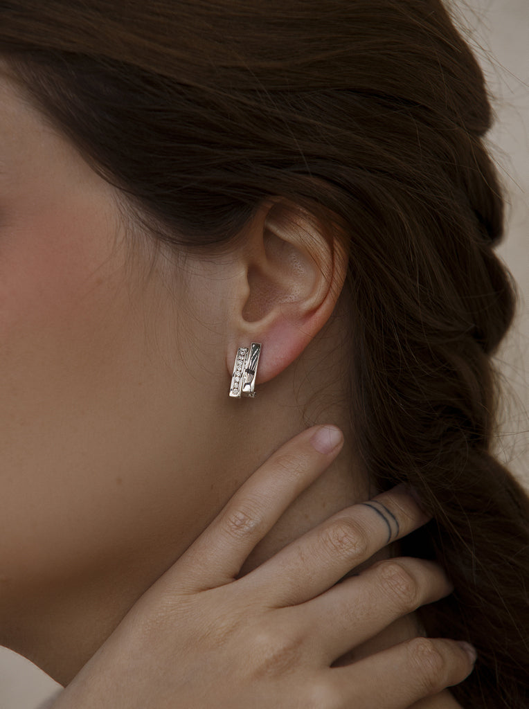 Elegant geometric design omega-shaped pendant